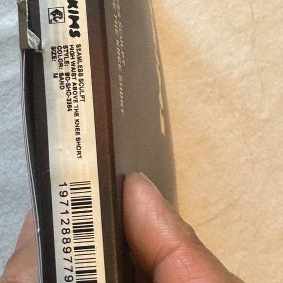 SKIMS Women Medium Seamless High-Waisted Above The Knee Short - Sand Shapeware - Picture 3 of 9